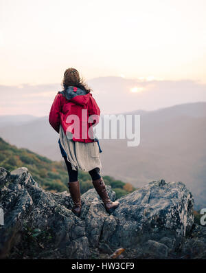 Ravens Burg mit Blick auf die Blue Ridge Mountains aus der Blue Ridge Parkway in Lyndhurst, Virginia, Vereinigte Staaten von Amerika übernommen. Stockfoto