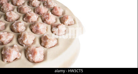 Schritt-für-Schritt-Verfahren zur Herstellung von hausgemachten Nockerln, Ravioli oder Pelmeni mit Hackfleisch füllen mit Ravioli-Form oder Ravioli Maker. Stockfoto