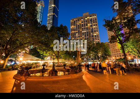 Madison Square Park und Brunnen in der Dämmerung im Sommer. Flatiron District, Midtown Manhattan, New York City Stockfoto