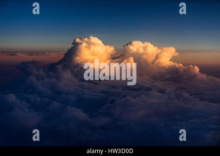 Großer Höhe Wolken bei Sonnenuntergang über dem Atlantik Stockfoto