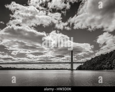 George Washington Brücke über Hudson River mit Wolken in schwarz-weiß &. New York City Stockfoto