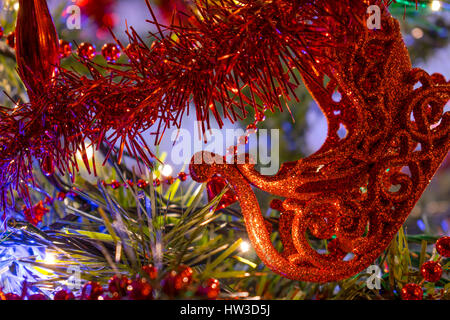 Nahaufnahme der Weihnachtsbaum mit viel Dekoration meist rot gefärbt Stockfoto