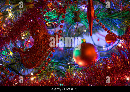 Nahaufnahme der Weihnachtsbaum mit viel Dekoration meist rot gefärbt Stockfoto