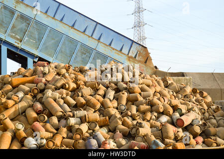 Recycling von alten Gasflaschen in einem Metall Unternehmen Stockfoto