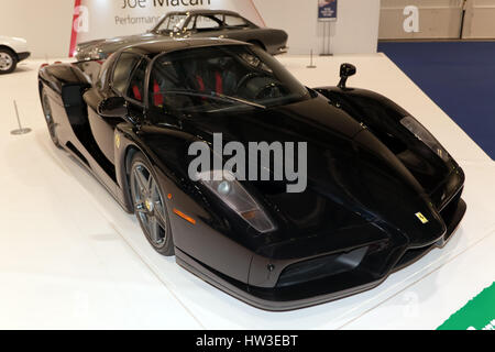 Blick auf eine schwarze Enzo Ferrari, Teil der Ferrari Tribute Sammlung, die 2017 London Classic Car Show. Stockfoto