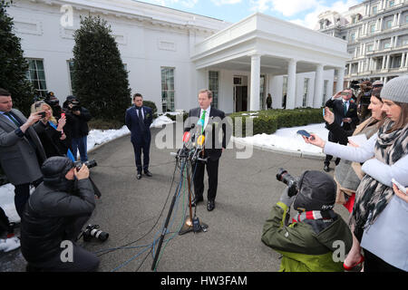 Irische Taoiseach Enda Kenny spricht zu den Medien nach einem Treffen mit US-Präsident Donald Trump für Gespräche im Oval Office des weißen Hauses in Washington, USA. Stockfoto