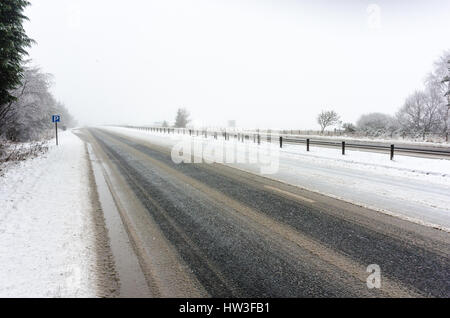 Schwere Schnee deckt die Straße und führt zu gefährlichen Fahrbedingungen auf ein Duell - schnellstraße Abschnitt der A 9, südlich von Inverness in den Highlands. Stockfoto