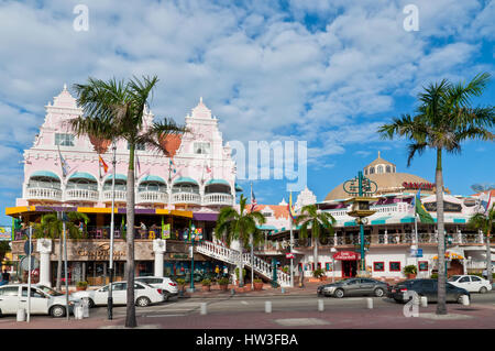 Oranjestad, Aruba - 1. Dezember 2011: On Main Street, Oranjestad, steht einem bunten Einkaufszentrum mit Geschäften und Restaurants. Touristen können Enteri gesehen werden. Stockfoto