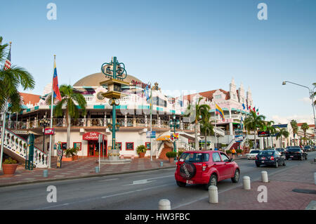 Oranjestad, Aruba - 1. Dezember 2011: On Main Street, Oranjestad, steht einem bunten Einkaufszentrum mit Geschäften und Restaurants. Touristen können Enteri gesehen werden. Stockfoto