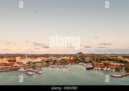 Oranjestad, Aruba - 1. Dezember 2011: Ein Blick auf den Haupthafen auf Aruba suchen im Landesinneren am Abend. Dieses Foto schaut von einem Kreuzfahrtschiff ove Stockfoto