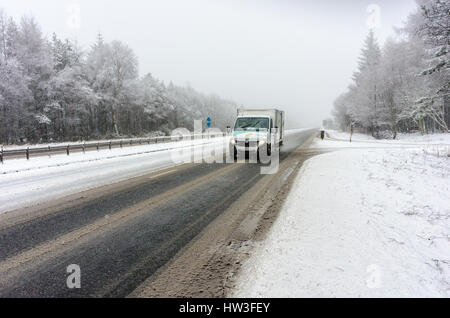 Schwere Schnee deckt die Straße und führt zu gefährlichen Fahrbedingungen auf ein Duell - schnellstraße Abschnitt der A 9, südlich von Inverness in den Highlands. Stockfoto