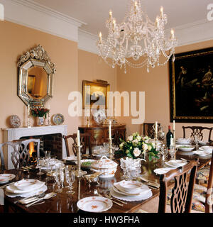 Gedeckter Tisch unter Kronleuchter. Stockfoto