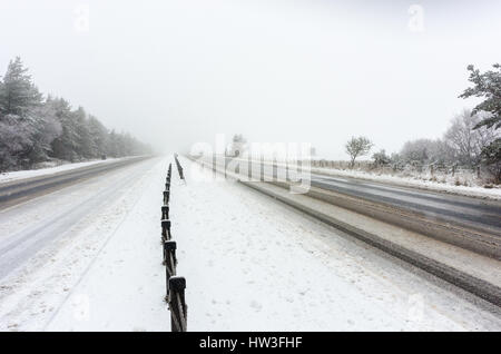 Schwere Schnee deckt die Straße und führt zu gefährlichen Fahrbedingungen auf ein Duell - schnellstraße Abschnitt der A 9, südlich von Inverness in den Highlands. Stockfoto