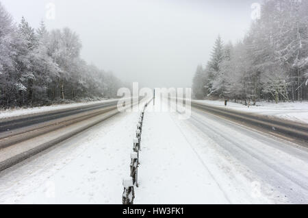 Schwere Schnee deckt die Straße und führt zu gefährlichen Fahrbedingungen auf ein Duell - schnellstraße Abschnitt der A 9, südlich von Inverness in den Highlands. Stockfoto