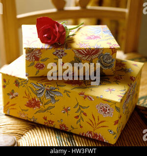 Zwei Boxen und Rose auf Stuhl. Stockfoto