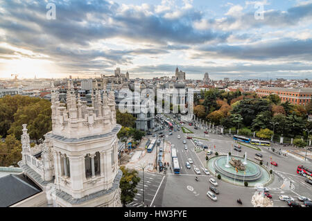 Blick auf den Platz der cibeles vom Rathaus von Madrid bei Sonnenuntergang. Stockfoto