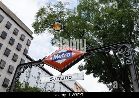 Low Angle View von Serrano der U-Bahn station Zeichen in Madrid Stockfoto