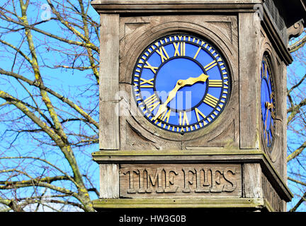 London, England, Vereinigtes Königreich. Zeit fliegt Clock Tower und Trinkbrunnen (1909), breiter Fuß, Kensington Gardens. Stockfoto