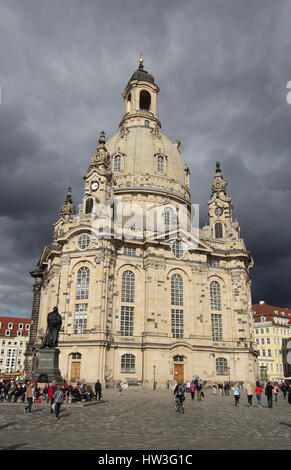 Dresden: Frauenkirche, Westansicht Vom Neumarkt, Mit: Lutherdenkmal, Im Hintergrund Düstere Gewitterwolken-Dresdner Frauenkirche unter dunklen Wolken Stockfoto