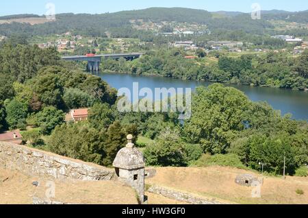 Der Fluss Minho zwischen Spanien und Portugal aus dem Fort in Valenca Minho in Portugal Stockfoto