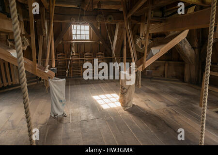 Interieur aus Holz, der die historische Getreidemühle Bataaf in ... Interieur aus Holz, der die historische Getreidemühle Bataaf in ...