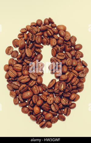 isolierte Kaffeebohne hergestellt aus Kaffeebohnen auf weißem Hintergrund Stockfoto