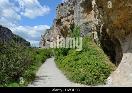 Dies ist eine der spektakulärsten Schluchten der Region Navarra, und es kann leicht auf der Strecke am Fuße der Klippen erkundet werden. Stockfoto