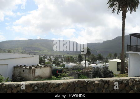 Blick über Gärten mit Wassertanks in Haria, Lanzarote Stockfoto