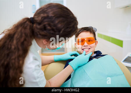 Ein Kind Kind bei einem Zahnarzt Empfang in Zahnarztpraxis Stockfoto