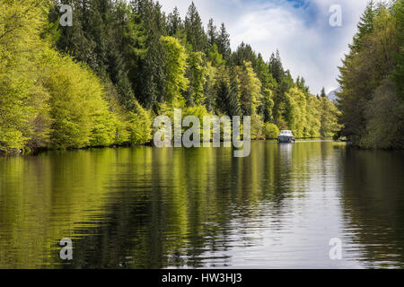 Motor Cruiser, Laggan Avenue, Caledonian Canal, Highlands, Schottland, UK. Stockfoto