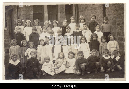 Postkarte aus der Edwardianischen Ära von Kleinkindern, Kindern aus Edwardianzeit, außerhalb einer Grundschule, um 1910, Großbritannien Stockfoto