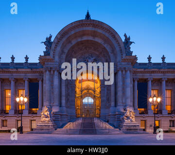 Das Wahrzeichen Petit Palais in Paris, Frankreich am blauen Dämmerstunde. Stockfoto