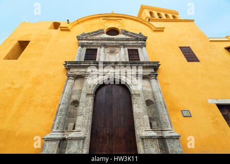 Blick auf die gelbe Kirche Santo Domingo in der historischen kolonialen Altstadt von Cartagena, Kolumbien Stockfoto