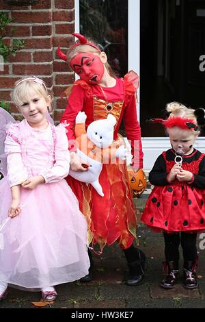 Drei Mädchen Kinder tragen Fee, Teufel und Marienkäfer Kostüme zu Halloween gekleidet Stockfoto