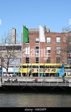 Dublin City Schuß auf St. Patricks Wochenende Kais Dublin, Irland, Irische Dublin Bus, Fluss Liffey, Stadtzentrum, Boardwalk, Kai, Stockfoto