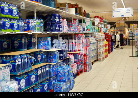 Gang mit Flaschen Mineralwasser in einem Carrefour Hypermarkt Stockfoto