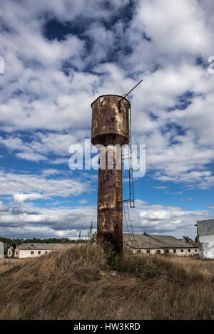 Wasserturm und Schwein Häuser der Kolchose in verlassenen Mashevo Dorf von Tschernobyl Nuclear Power Plant-Zone der Entfremdung in der Ukraine Stockfoto