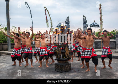 Bali, Indonesien - 3. März 2013: Kecak-Tanz ist ein traditionelles Ritual von Bali, Indonesia.This Tanz in Uluwatu Temple.Blurred ersch angezeigt wird Stockfoto