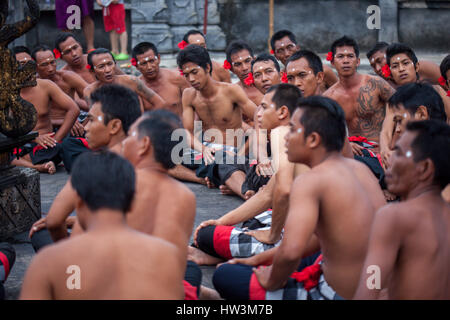 Bali, Indonesien - 3. März 2013: Kecak-Tanz ist ein traditionelles Ritual von Bali, Indonesia.This Tanz in Uluwatu Temple.Blurred ersch angezeigt wird Stockfoto