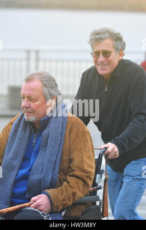 Paul Michael Glaser schiebt seinen ehemaligen Starsky und Hutch Co-Star David Soul in einem Rollstuhl auf der Liverpool MCM Comicon. Stockfoto