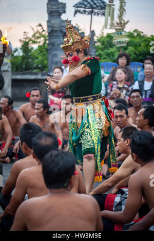 Bali, Indonesien - 3. März 2013: Kecak-Tanz ist ein traditionelles Ritual von Bali, Indonesia.This Tanz in Uluwatu Temple.Blurred ersch angezeigt wird Stockfoto