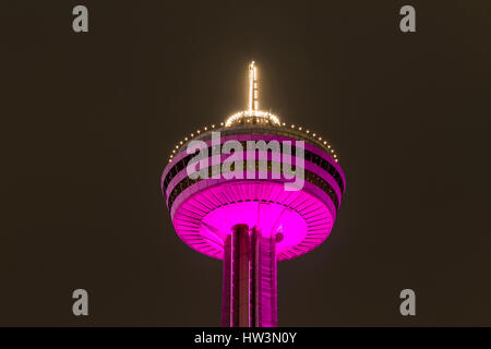 Beleuchtete Skylon Tower bei Nacht, Niagara Falls, Ontario, Kanada Stockfoto