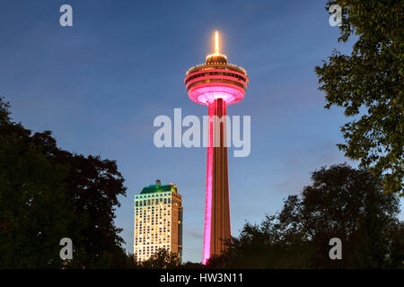 Beleuchtete Skylon Tower in der Morgendämmerung, Niagara Falls, Ontario, Kanada Stockfoto