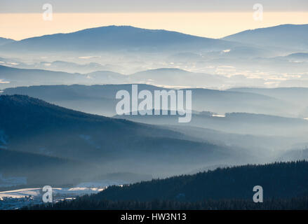 Nebel im Tal, Blick vom großen Arber im Schnee, natürliche Erhaltung Bayerischer Wald, untere Bayern, Bayern, Deutschland Stockfoto