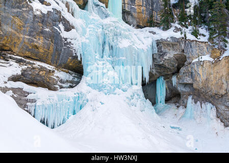 Im Winter gefroren, Panther fällt, Banff National Park, Alberta, Kanada Stockfoto