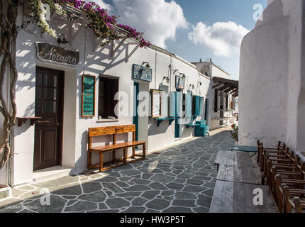 Cafés und Bars in einer Fußgängerzone in Folegandros, Griechenland. Stockfoto