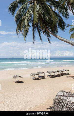 Kleinen Cabanas Schatten auf dem weißen Sandstrand am Kabalana, Ahangama, Sri Lanka Stockfoto