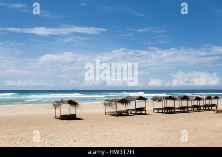 Kleinen Cabanas Schatten auf dem weißen Sandstrand am Kabalana, Ahangama, Sri Lanka Stockfoto