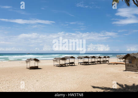 Kleinen Cabanas Schatten auf dem weißen Sandstrand am Kabalana, Ahangama, Sri Lanka Stockfoto