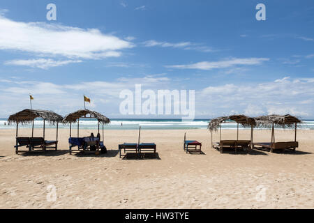 Kleinen Cabanas Schatten auf dem weißen Sandstrand am Kabalana, Ahangama, Sri Lanka Stockfoto